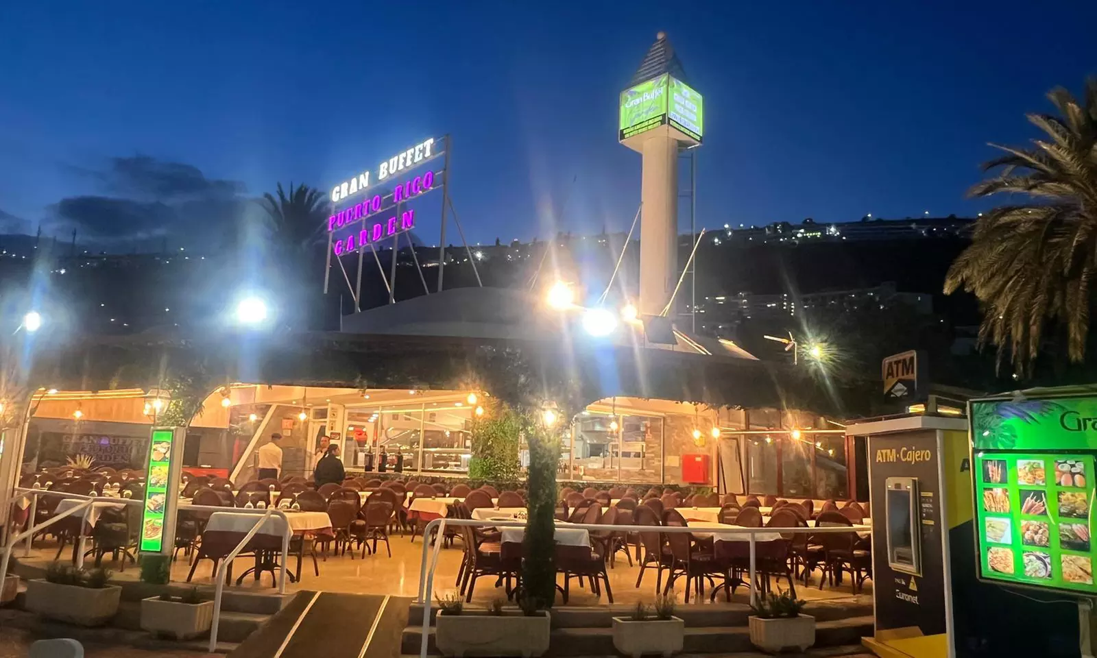 Buffet de platos internacionales con barra libre de bebidas para 2 o 4