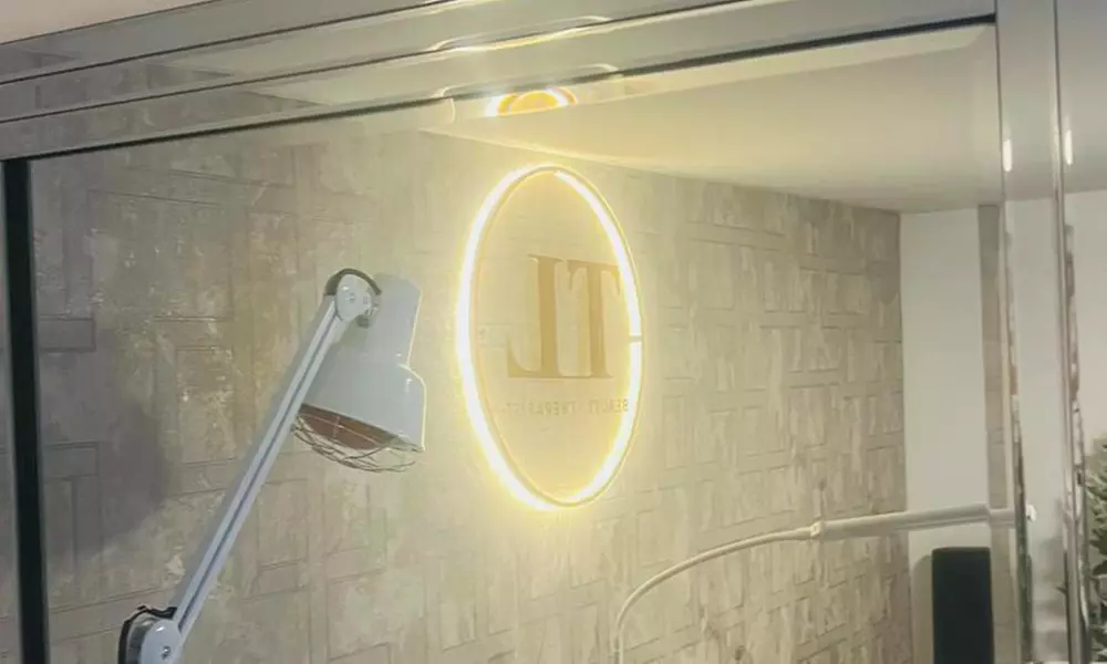 Experience TL beaut therapist's Deep Cleanse Facial or Relaxing HydraFacial with LED Light Therapy At 59% Off - Image 4