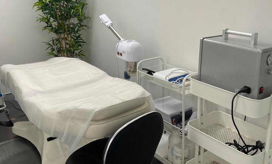 Image 2: 5, 8, 10 Sessions or 6Week Hair Restoration Theraphy for 1 or 2 People