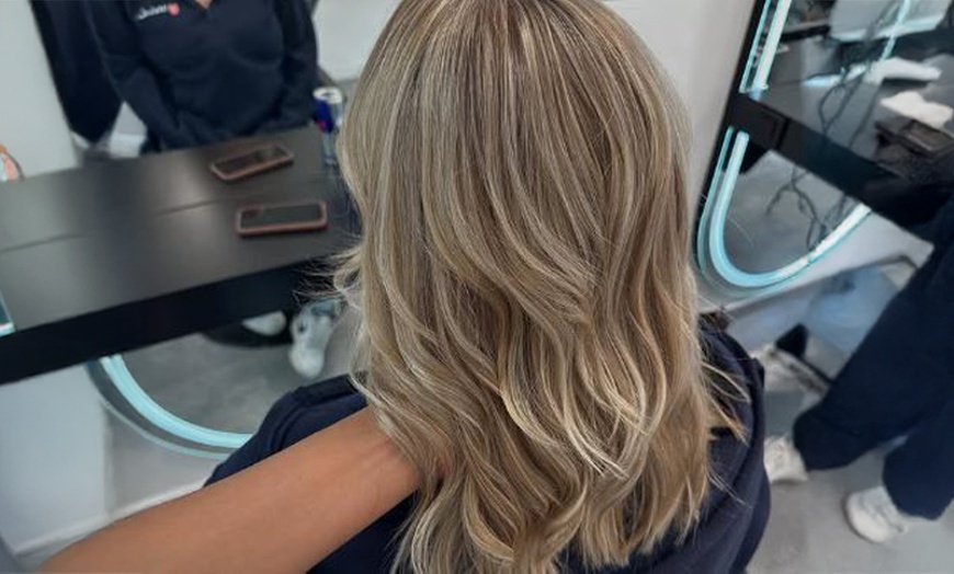 Image 3: Balayage inkl. Schnitt und Föhnen für 1 Person für Haarlänge nach Wahl