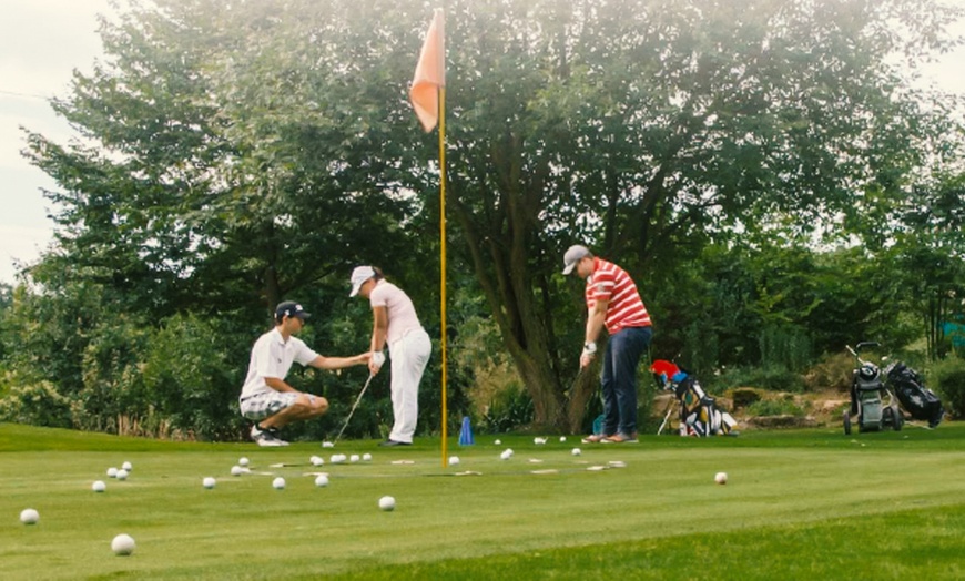 Image 1: 1,5-stündiger Golf-Schnupperkurs inkl. Driving-Range-Fee