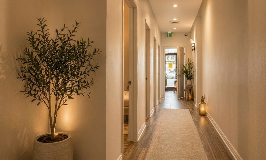 Image 4: 30, 60, or 90-Min Couples Full Body Massage