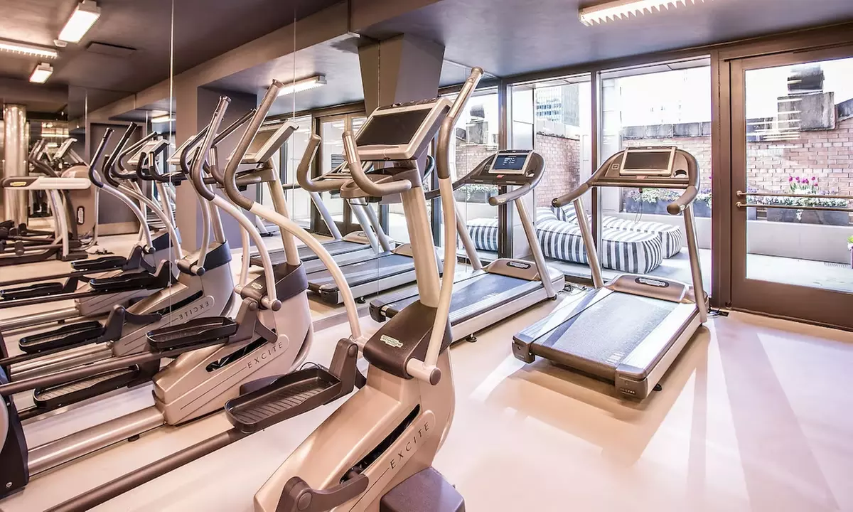 Modern rooms, rooftop lounge & easy access to Chicago’s attractions