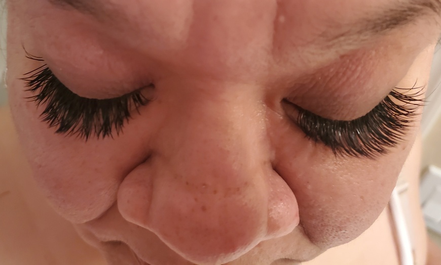 Image 5: Achieve Glamorous Lashes with Eyelash Extensions