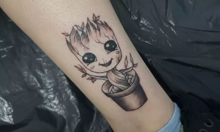 1 o 2 tatuajes minimalistas de 3 x 3 cm para 1 persona en tinta negra