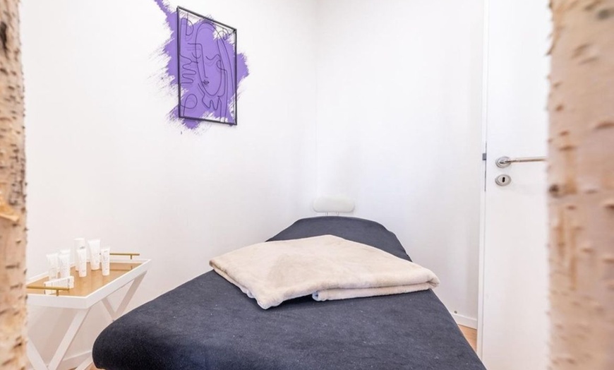 Image 3: 45-60 Min. Gesichtsbehandlung nach Wahl mit Lichttherapie für 1 Person