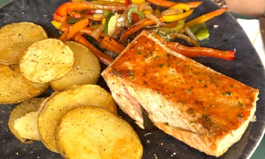 Image 3: Menú con gran variedad de platos y copa de vino para 2 o 4 personas