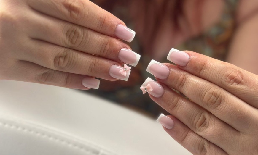 Image 1: Beauté des mains, vernis, pose de faux ongles ou spa au choix 