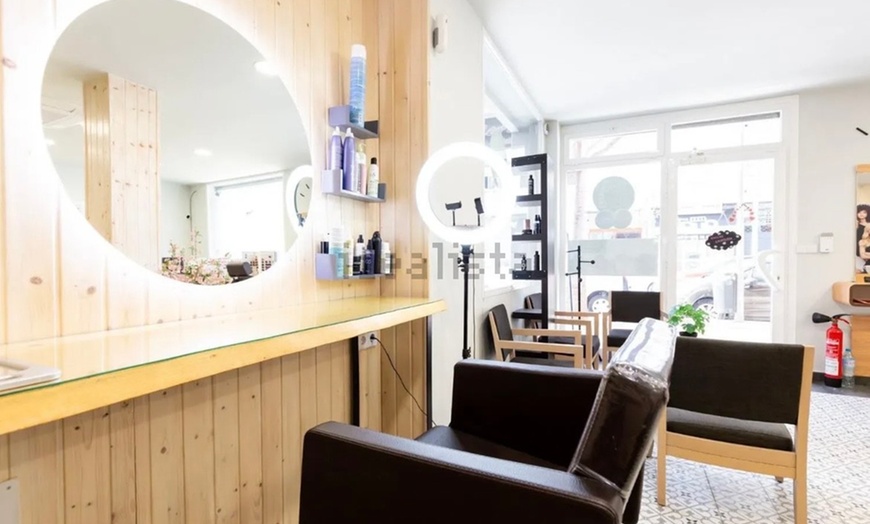 Image 5: Peluquería con lavado, corte, tinte de raíz o tratamiento reparador 