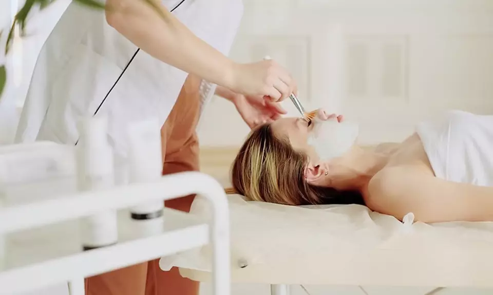 1 oder 2 Aqua-Facial-Gesichtsbehandlungen à 60 Min. für 1 Person – für ein frisches Hautgefühl (55% sparen) - Primary Image