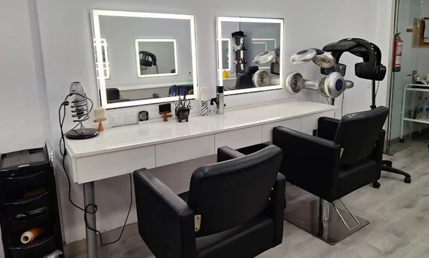 Image 4: Sesión de peluquería con opción a mechas y/o tinte de raíz para 1 