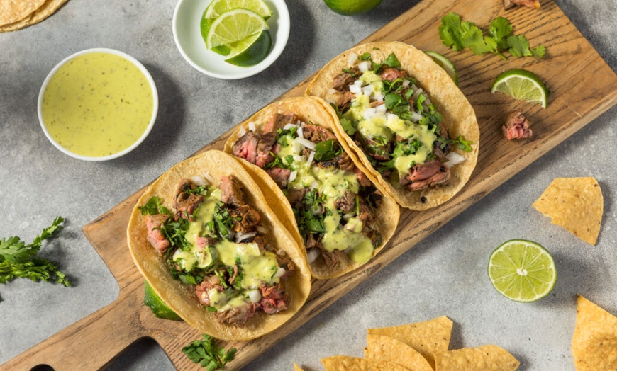 Image 1: Menú mexicano para 2 con postre, bebida y opción a margarita o cóctel