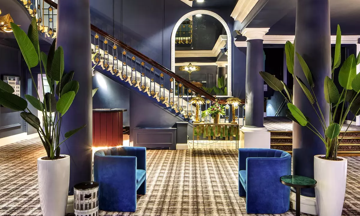 Brighton: Seafront Stay for 2 with Breakfast, Welcome Drink & Dinner