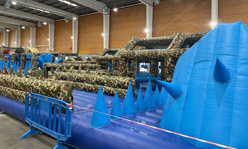 Image 3: Entrada al circuito de hinchables Crazy Warriors con opción de comida