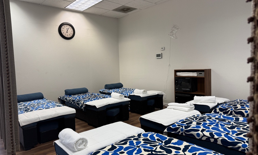 Image 5: 60-Min Foot Reflexology & Back Session w/ Foot Bath & Hot Stones