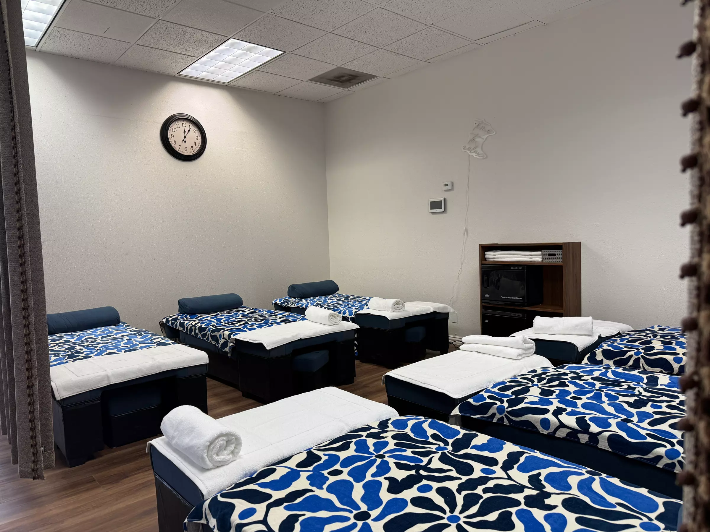 60-Min Foot Reflexology & Back Session w/ Foot Bath & Hot Stones