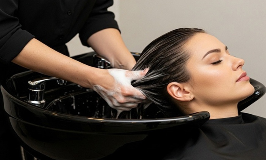 Image 3: Corte, secado y opción a mechas clásicas o tinte en raíz o completo