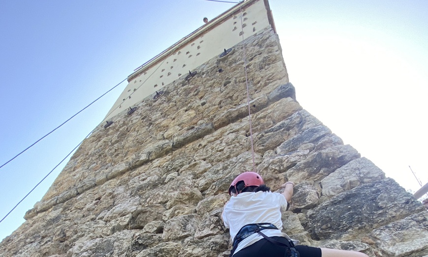 Image 4: Escalada, rappel, tirolina o tiro con arco para hasta 8 personas 