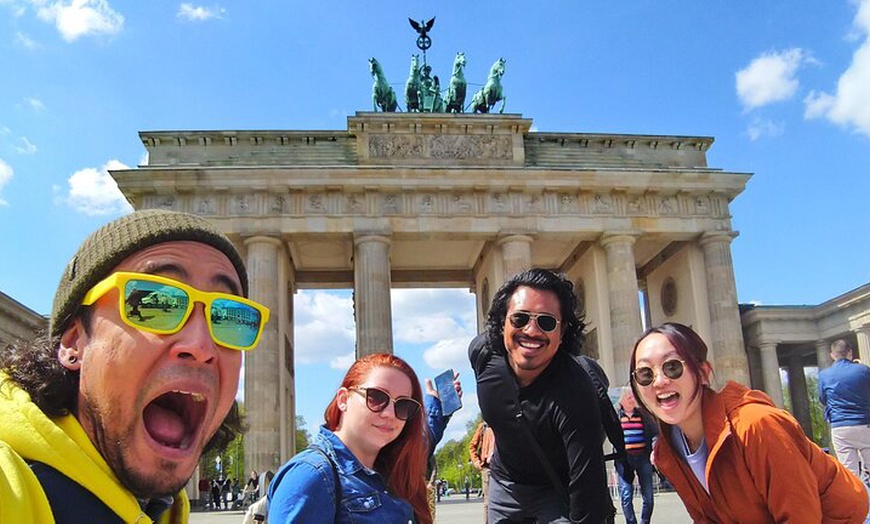 Image 1: City Walking Tour durch Berlin für 1 - 6 Personen