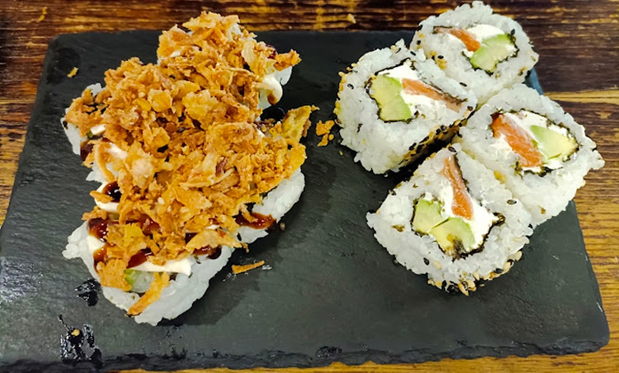 Image 10: Festín de buffet de sushi a la carta para 2 personas con bebida