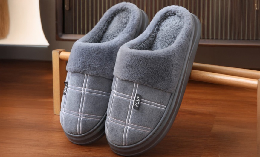 Image 4: Pair of Winter Warm Men’s Oversized Slippers