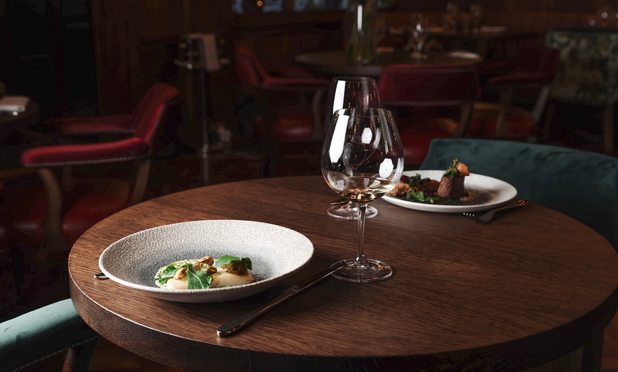 Image 15: Oxfordshire: 5* Luxurious Hotel Break with Dinner & Champagne