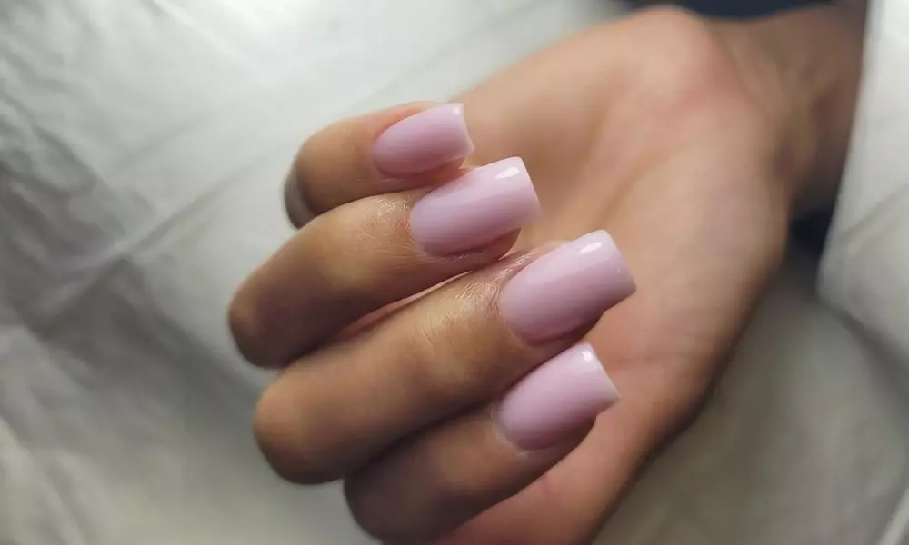 Manicura a elegir o pedicura con esmaltado semipermanente para 1 persona, con hasta un 53% de descuento - Primary Image