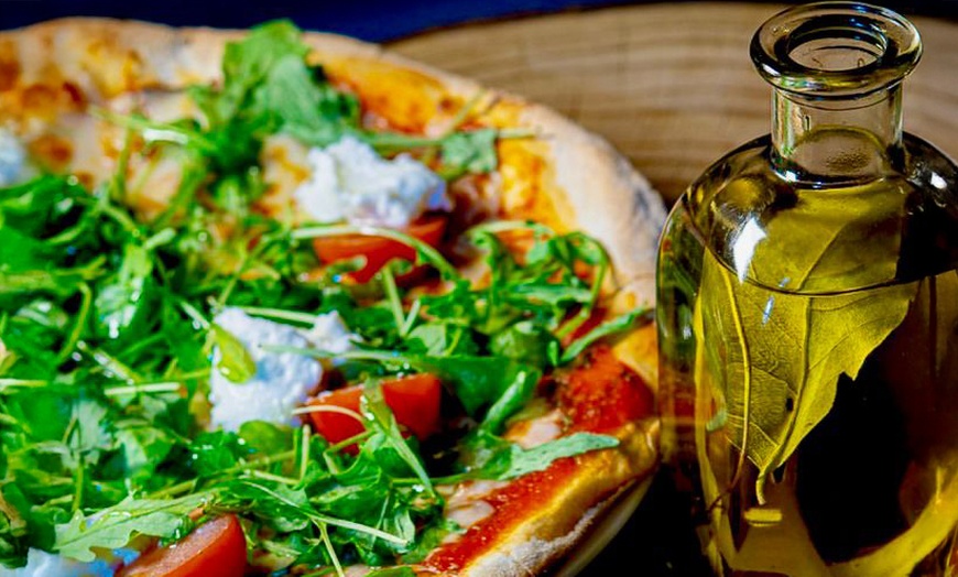 Image 1: Menú de pizzas a la piedra para 2 o 4 con jarra de sangría o bebidas 