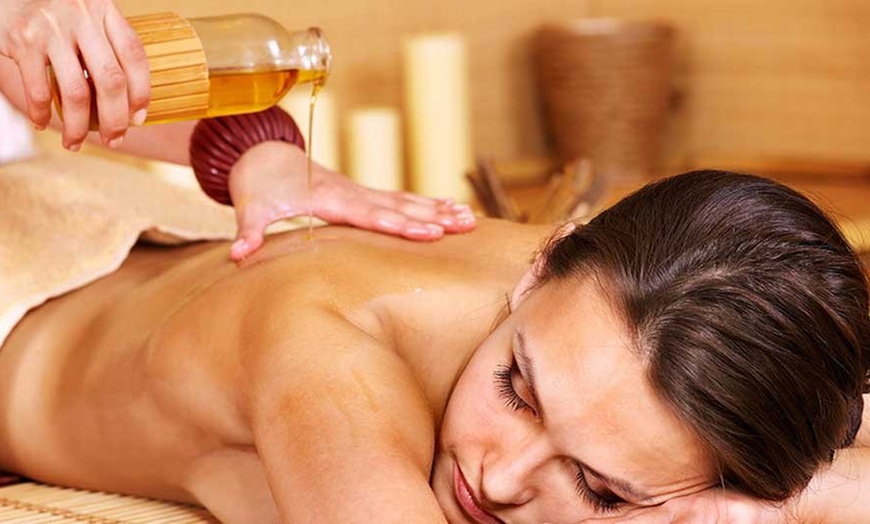 Image 2: Ritual relajante con masaje, esencias, terapia del sonido y más para 1