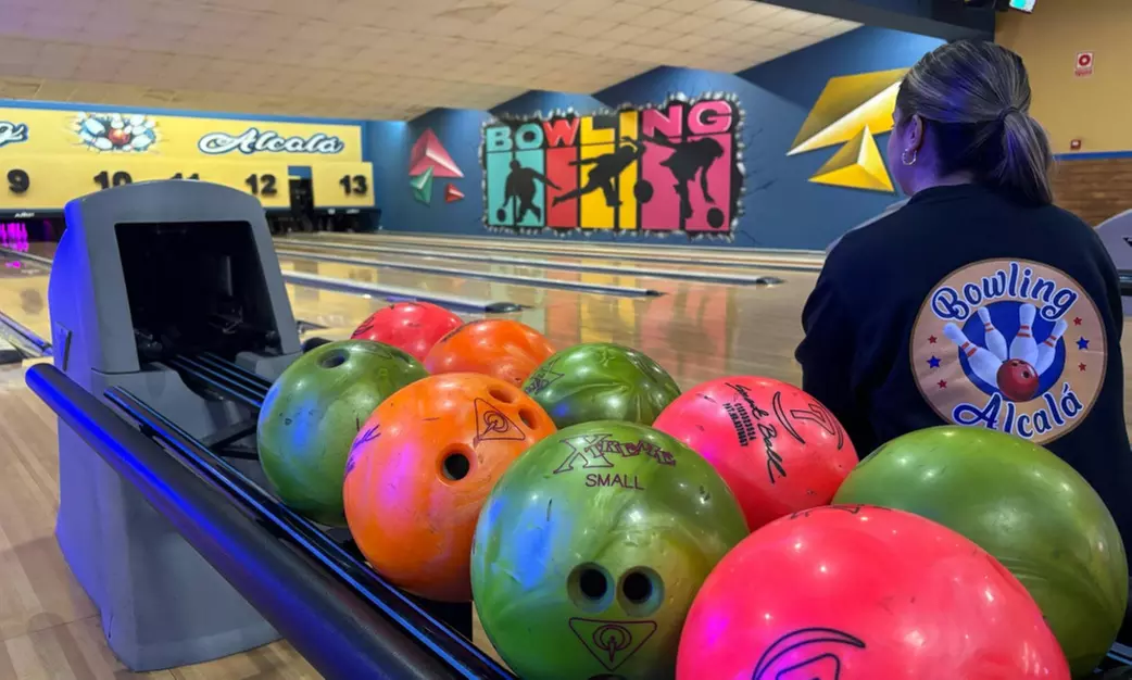 Partida de bolos con palomitas y bebida en Bowling Alcalá