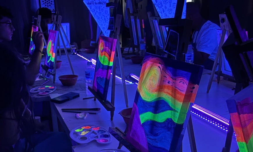 Image 5: Taller de pintura Neon con vino ilimitado para 1 o 2 personas