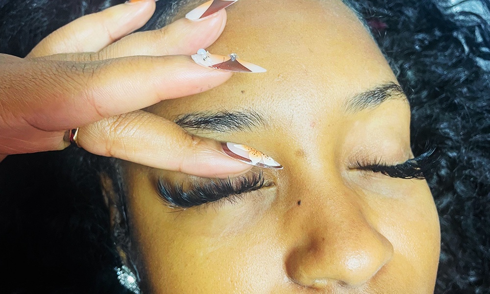 Full Set of Eyelash Extensions with 3D or 6D Volumes or Cluster Lashes