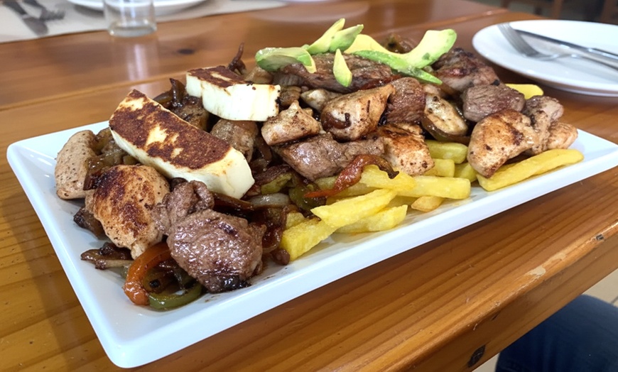 Image 5: Menú venezolano de arepas o parrillada a elegir para 2 o 4 personas