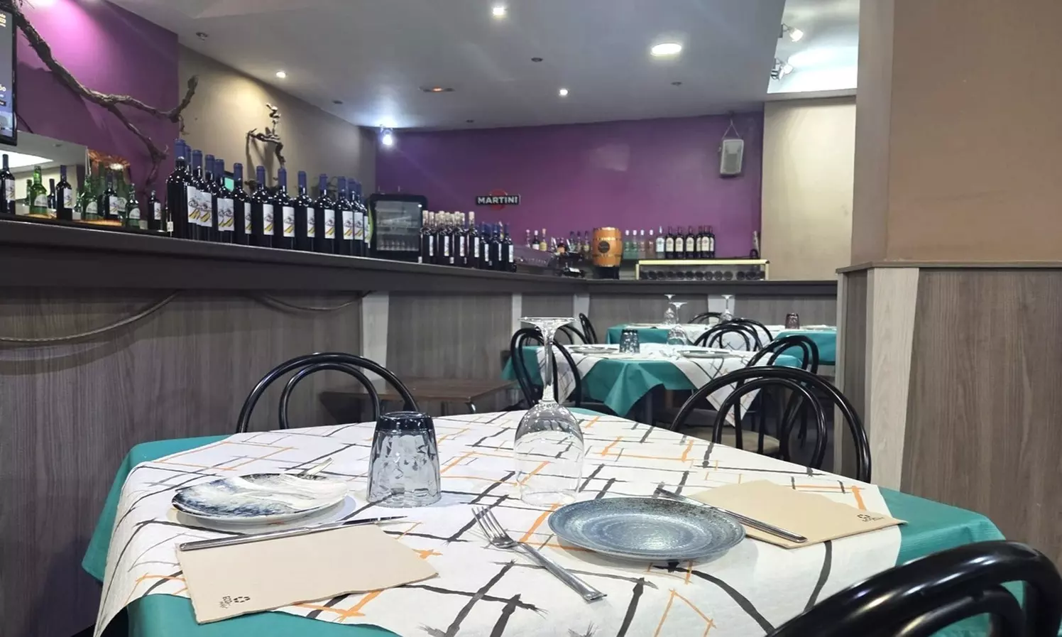 Menú con 6 raciones, postres y botella de vino para hasta 5 personas