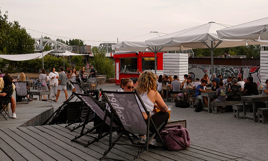 Image 2: Beef oder vegetarischer Burger inkl. Pommes für 1, 2 oder 4 Personen 