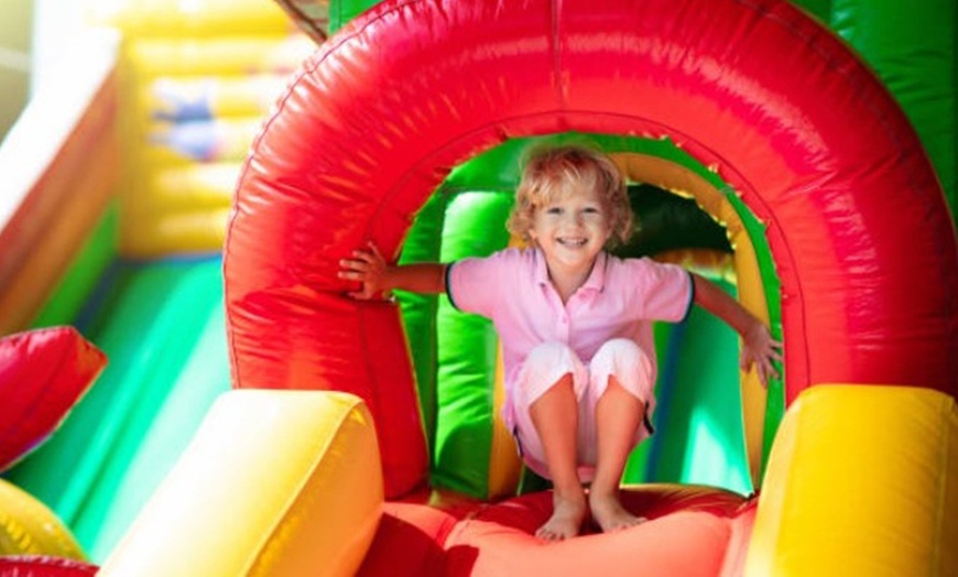 Image 7: Entrada al circuito de hinchables Crazy Warriors del 17 al 25 de abril