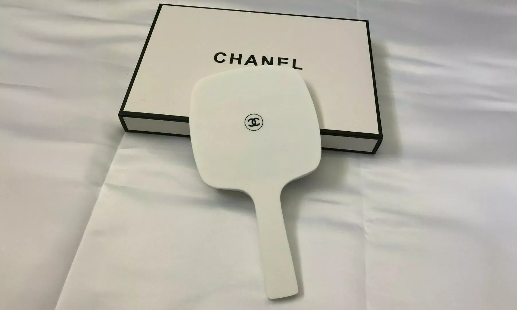 CHANEL シャネル　ホワイト 手鏡　ミラー　VIP ギフト Up To 24% Off on Chanel VIP Gift Mirror | Groupon Goods