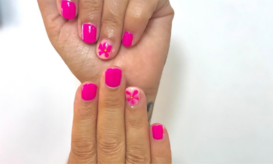 Image 12: Manicura o pedicura semipermanente y opción a refuerzo para 1 persona