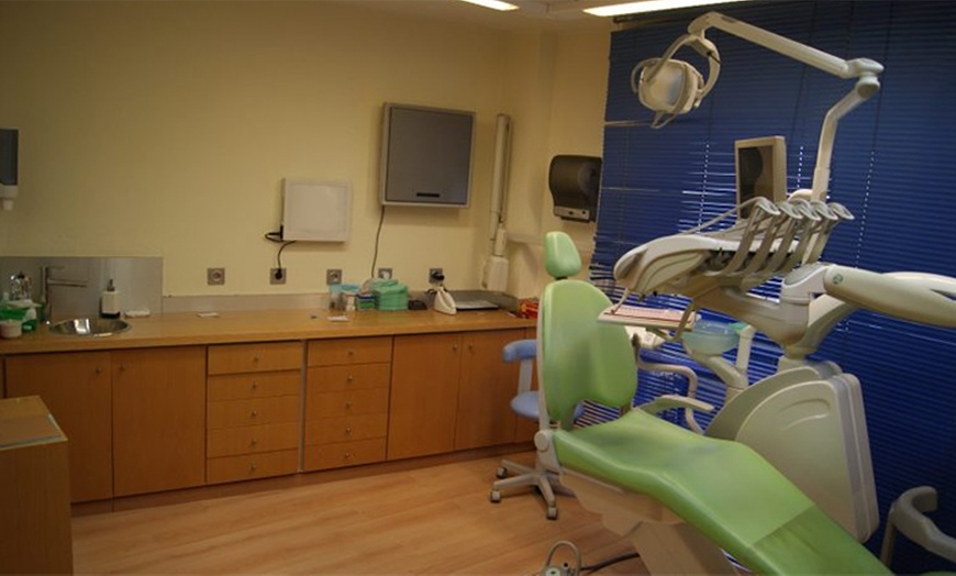 Image 4: Blanqueamiento dental con limpieza bucal y luz LED de alta intensidad