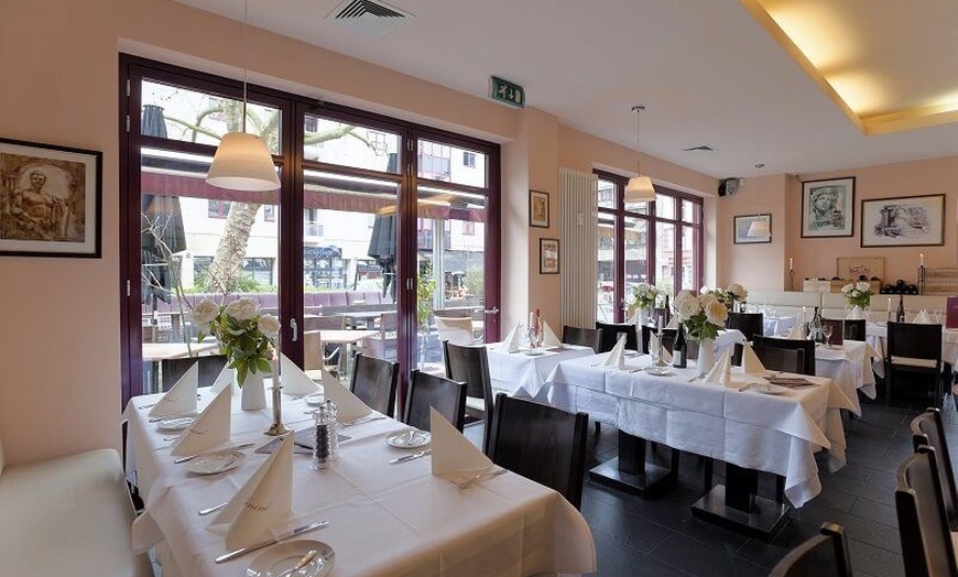 Image 1: Griechisch für Gourmets: exklusives 3-Gänge-Menü für 2 oder 4 Personen