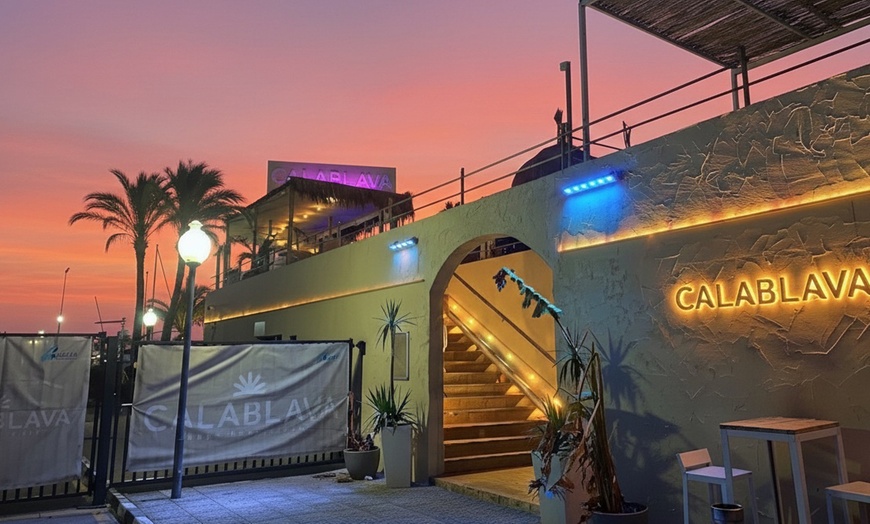 Image 5: Menú CalaBlava con entrantes, principales o arroz, postres y bebidas