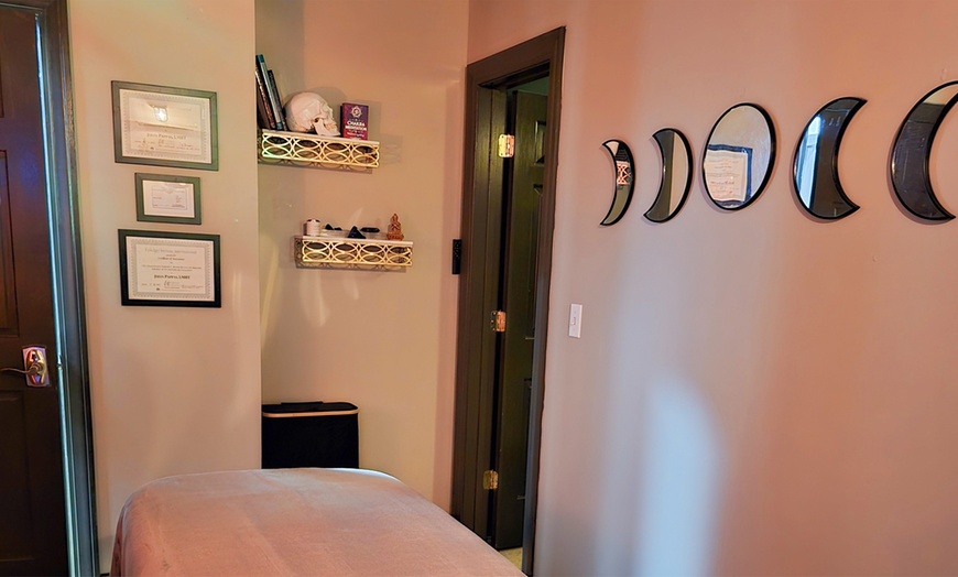 Image 2: One Swedish or Deep Tissue Massage (60 or 90 Minutes)