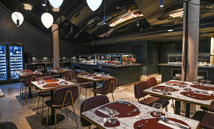 Image 2: Luxury Sunset Buffet & Cocktail Experience, buffet gourmet y cóctel