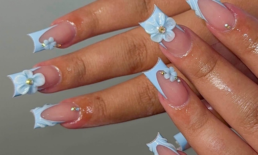 Image 10: Beauté des mains, vernis, pose de faux ongles ou spa au choix 