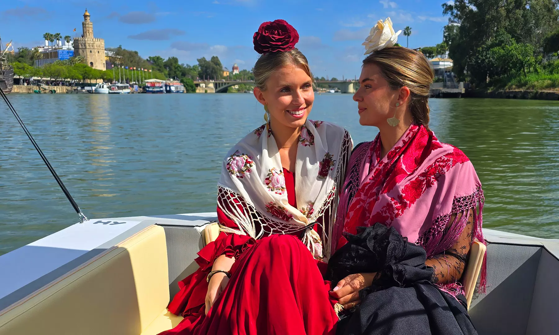 Paseo romántico en hydronave por el Guadalquivir para 2 personas