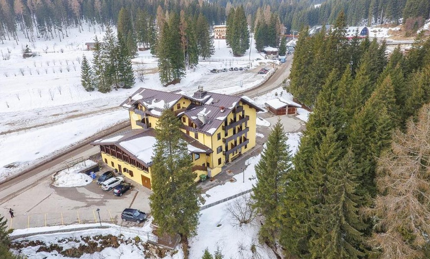 Image 2: Dolomiti: soggiorno con colazione o mezza pensione