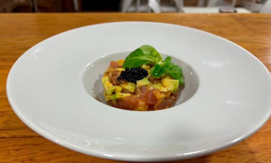 Image 2: Menú Especial o Premium con entrantes, principales, postres y vino 