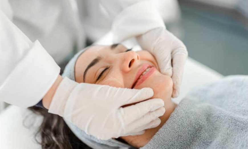 Image 7: Exosomas con dermapen en rostro completo