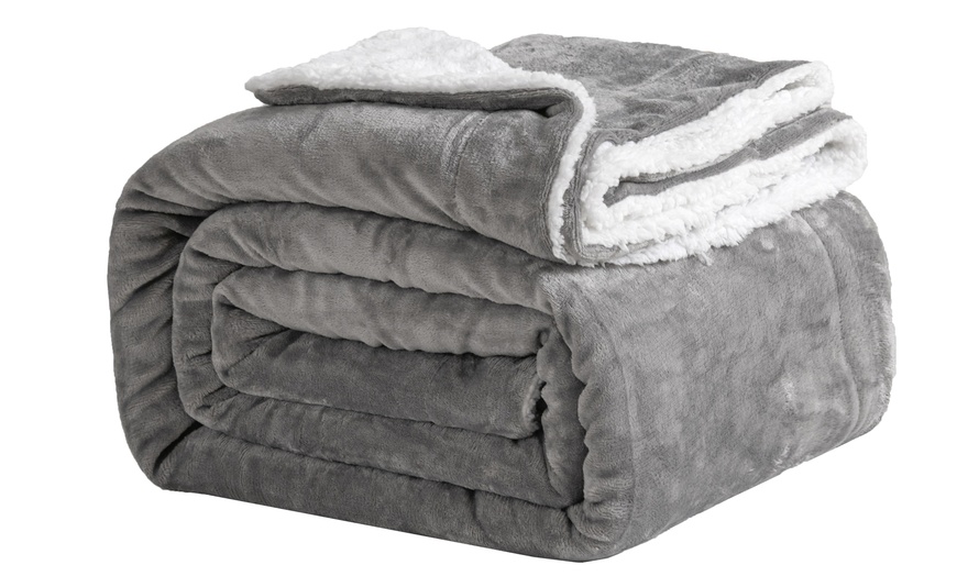 Image 3: Manta polar de doble cara de felpa y sherpa suave