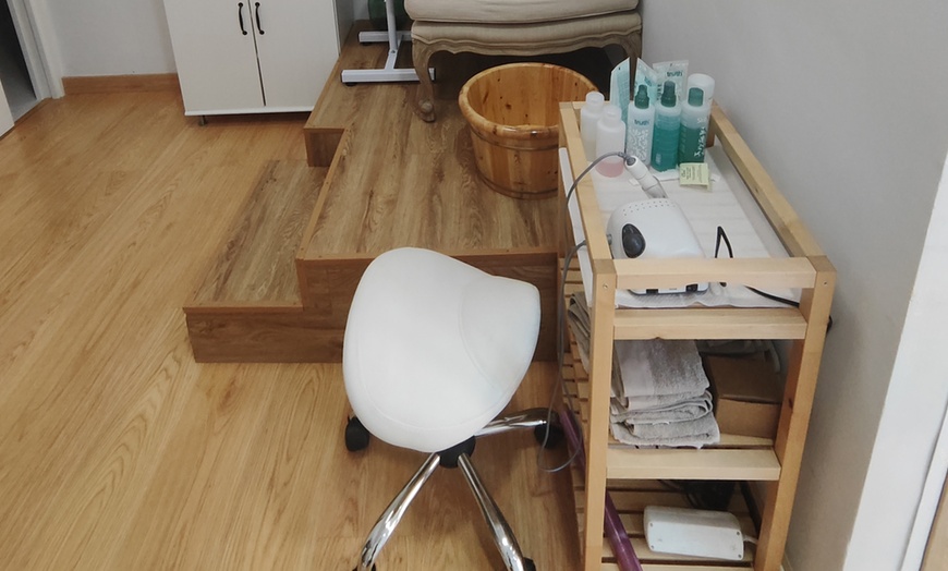 Image 8: Manicura o pedicura con opción a refuerzo o primera puesta de acrygel